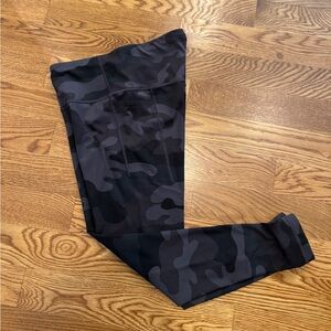 GAP Womens Camouflage Leggings in Black and Gray